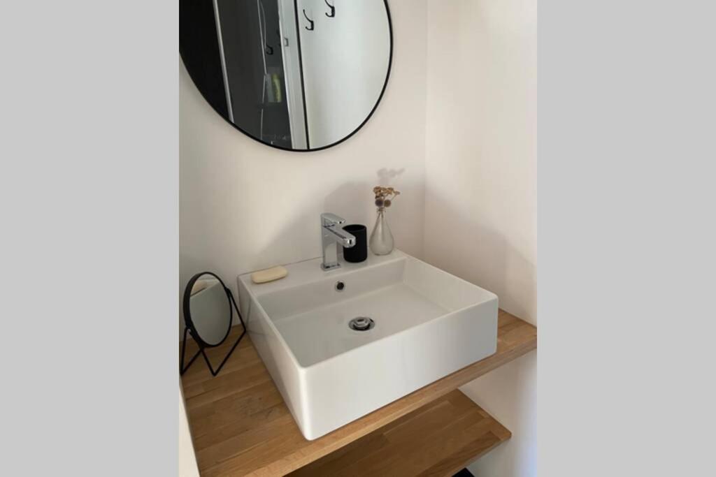Le Clos Du Mesnil, Logement Totalement Independant Le Tourne Exterior photo